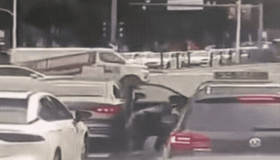 珠海一出租车司机被乘客捅，网传因车费比网约车多20块被反杀