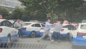 插队的打排队的武汉站欺行霸市成“特色”