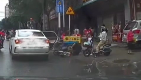 网约车非法营运，乘客下车“开门杀”