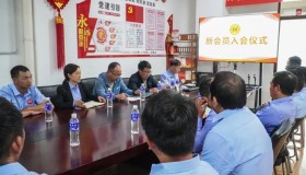 丽江万顺叫车：百名网约车司机集体加入工会